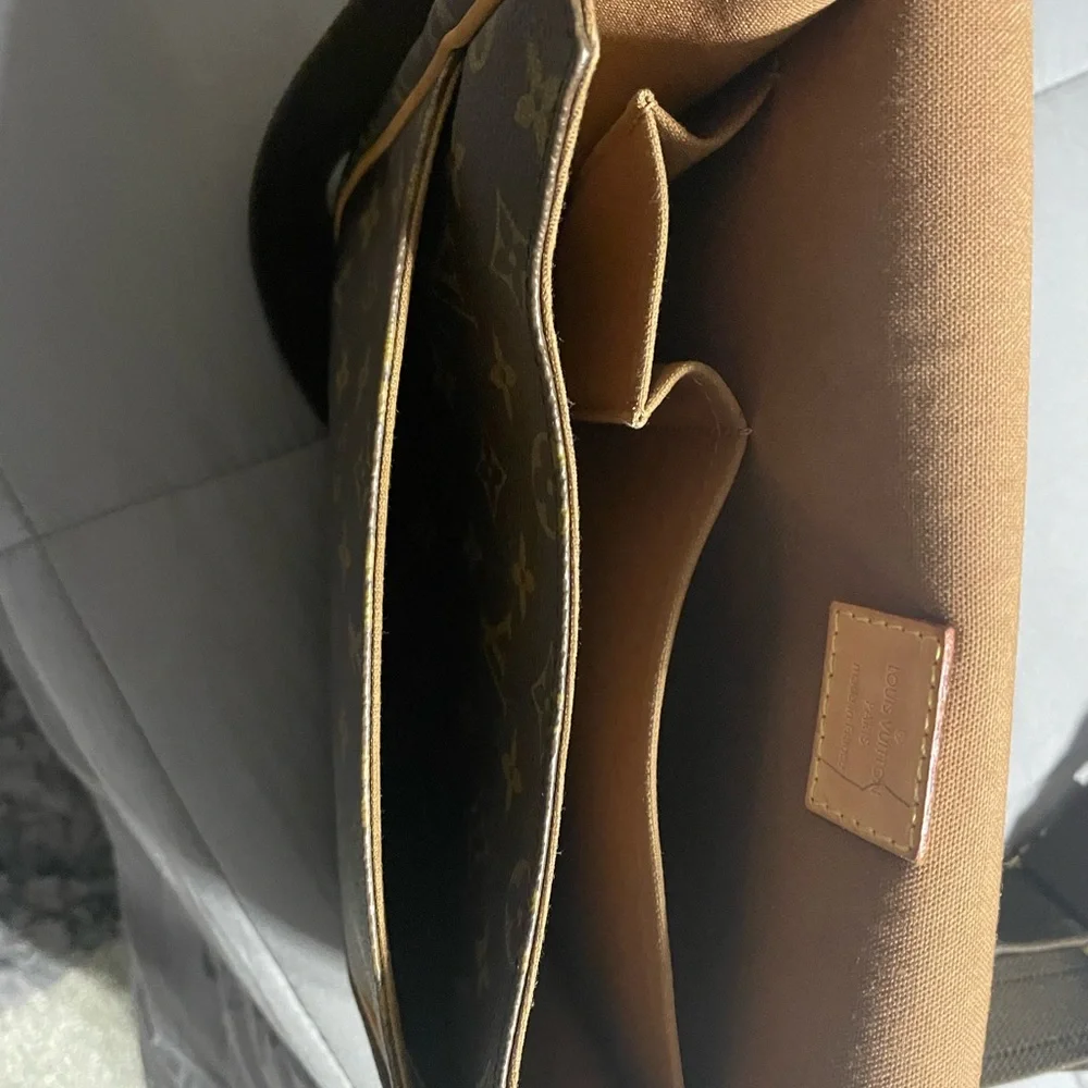 Louis Vuitton messenger crossbody - Picture 3 of 9